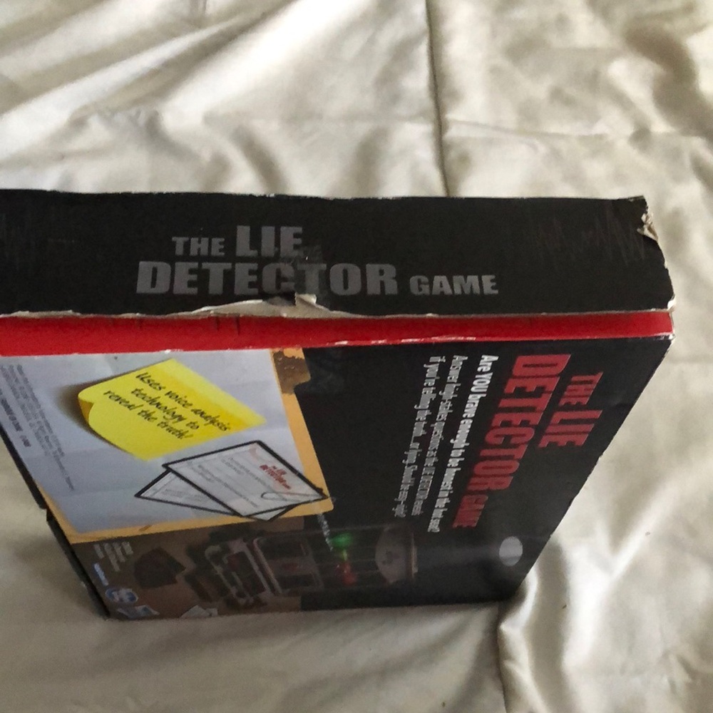 The Lie Detector Game - Black and Red - Picture 3 of 7